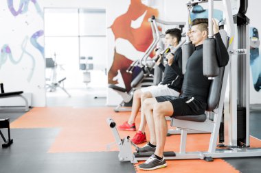 Yakışıklı erkekler bir spor salonunda egzersiz