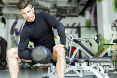 Eğitim bir spor salonunda genç adam