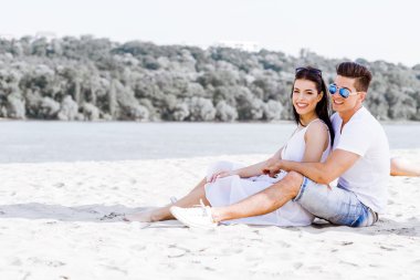 Romantik Çift bir kumsalda oturuyor