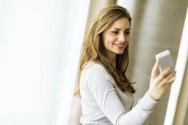 Güzel esmer bir telefon kullanma