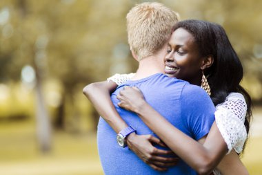 Açık havada huzuriçinde sarılma aşık Çift
