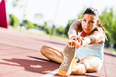 Atletik kadın yaz aylarında germe