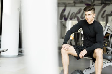 Eğitim bir spor salonunda genç adam