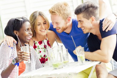 Mutlu insanlar mutlu olmak gülüyor