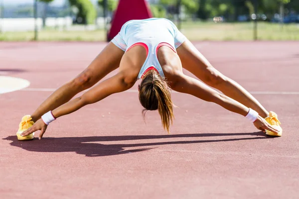 Atletik kadın yaz aylarında germe — Stok fotoğraf