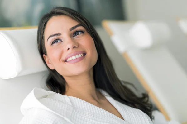 Schöne Frau entspannt sich in einem Gewand — Stockfoto