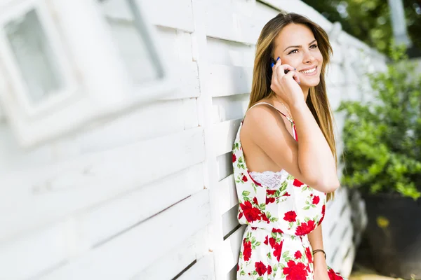 Boldog asszony mosolygó Telefonhívás közben — Stock Fotó