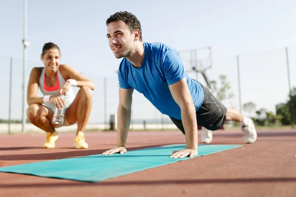 Personal trainer contando flexões e motivador — Fotografia de Stock