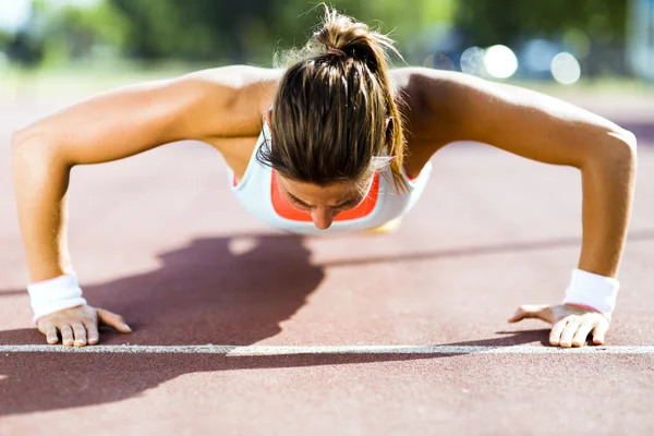 Γυναίκα που κάνει push-ups μια καυτή ημέρα — Φωτογραφία Αρχείου