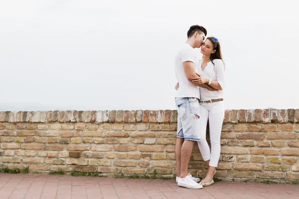 Paar verliefd worden dicht bij elkaar — Stockfoto