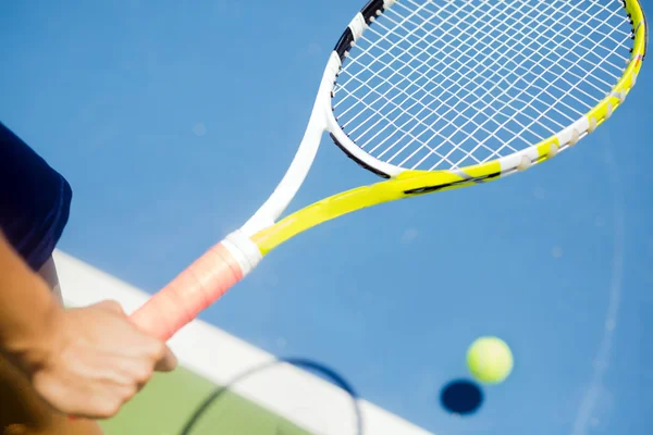 Játékos bemelegítés teniszütő — Stock Fotó