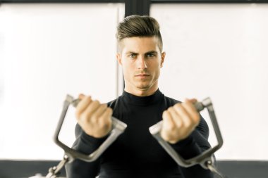 Eğitim bir spor salonunda genç adam