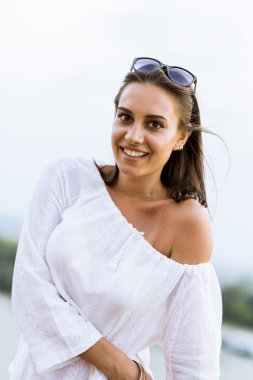 Gülümseyen güzel genç kadın.