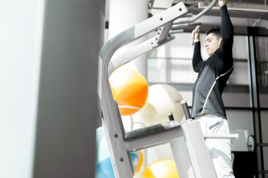 yakışıklı bir adam bir spor salonunda egzersiz