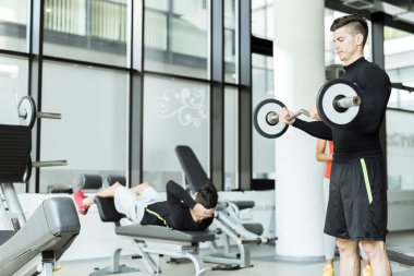 Eğitim bir spor salonunda genç adam