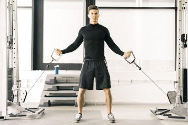 Eğitim bir spor salonunda genç adam