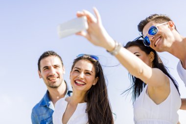 Bir grup insan selfies kendilerini alarak