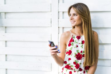 Cep telefonu kullanan güzel bir kadın.