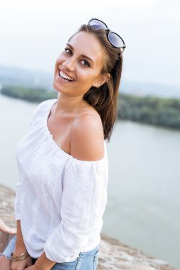 Gülümseyen güzel genç kadın.