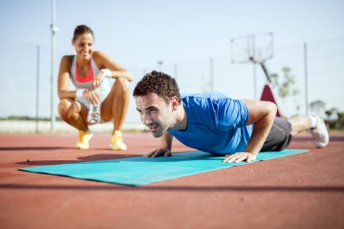 Kadın ve kişisel antrenör itme sayma