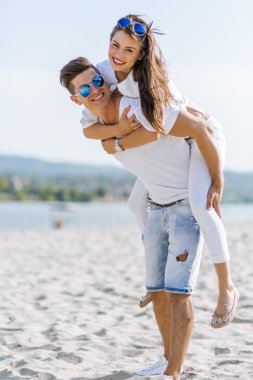 Onun kız arkadaşı sırtlama taşıyan adam