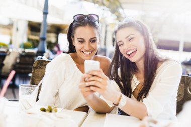 Öğle yemeği molası sırasında konuşurken iki kız