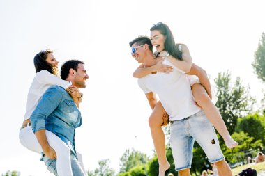 Bir grup kadın taşıyan mutlu insan