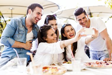 Grup gülümseyen ise bir selfie alarak insan