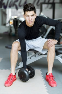 Eğitim bir spor salonunda genç adam