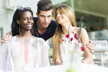 mutlu genç arkadaşlar