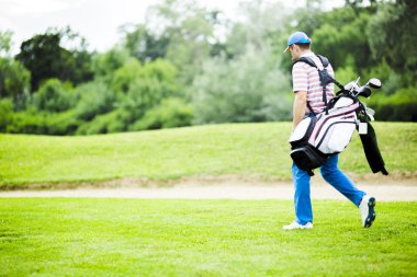 Onun ekipman taşıyan golfçü