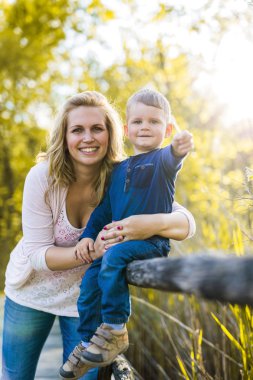 Anne oğlunu holding