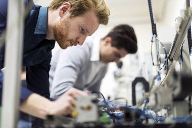 Mühendis elektronik bileşenler üzerinde çalışıyor