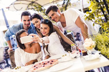 Bir grup insan bir selfie alarak