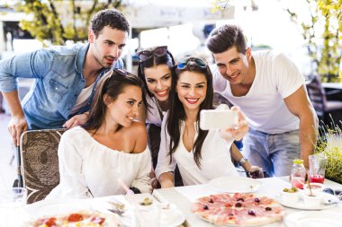 Bir grup insan bir selfie alarak