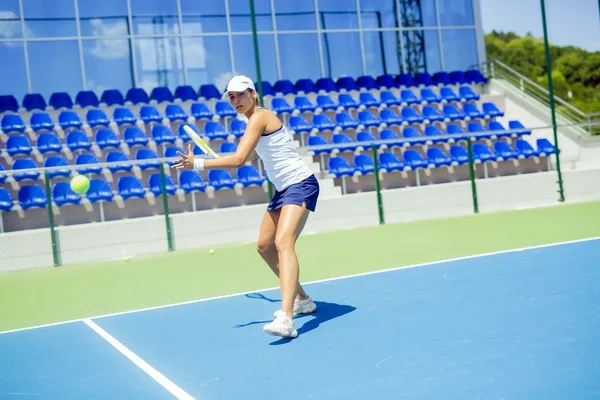 Hermosa jugadora de tenis en acción — Foto de Stock