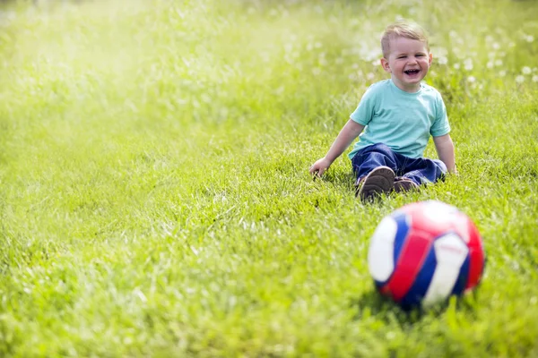 çocuğun futbol topuyla oynuyor