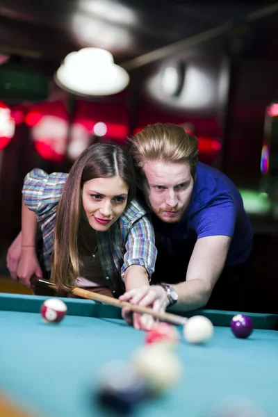 Homem e mulher flertando enquanto joga snooker — Fotografia de Stock
