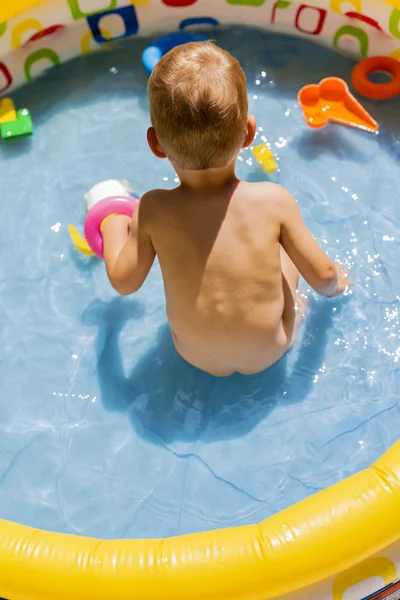 Kleinkind spielt mit seinem Spielzeug — Stockfoto