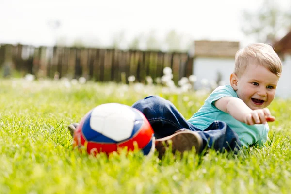 Ragazzo giocare con un pallone da calcio — Foto Stock