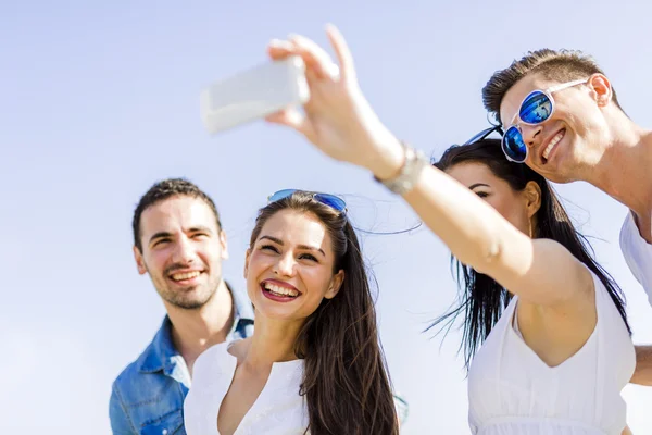 Grupp av personer som tar selfies av sig själva — Stockfoto
