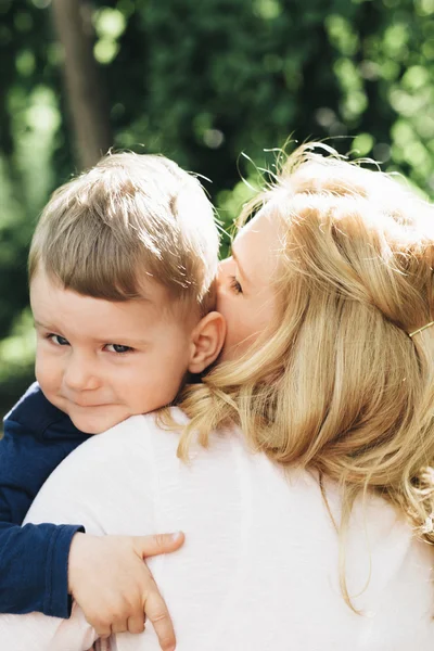 Barn kramar mamma — Stockfoto