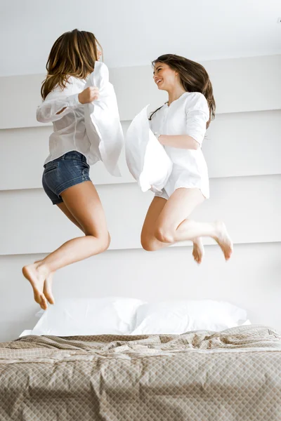 Twee vrouwen vechten met kussens — Stockfoto