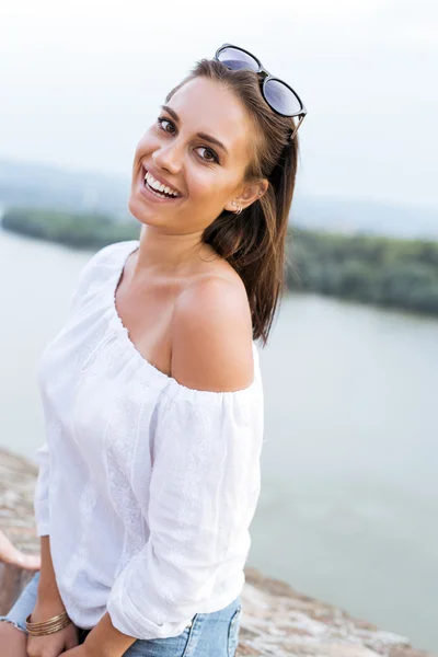 Bela jovem mulher sorrindo — Fotografia de Stock