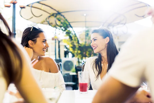 Twee meisjes te praten tijdens de lunchpauze — Stockfoto