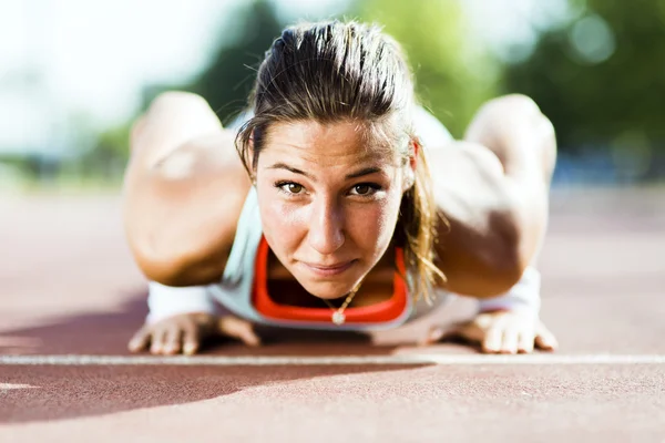 Beautiful woman doing push-ups — Stock Photo, Image