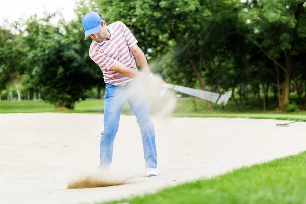 Golfeur prenant un coup de bunker — Photo