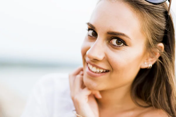 Hermosa joven sonriendo — Foto de Stock