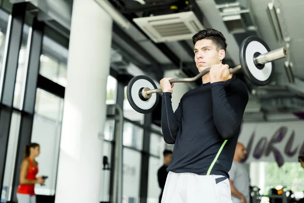 Hombre joven entrenando en un gimnasio —  Fotos de Stock