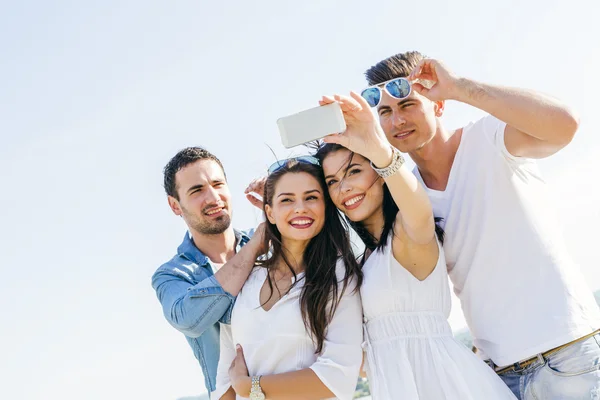 Grupo de pessoas tirando selfies de si mesmas — Fotografia de Stock